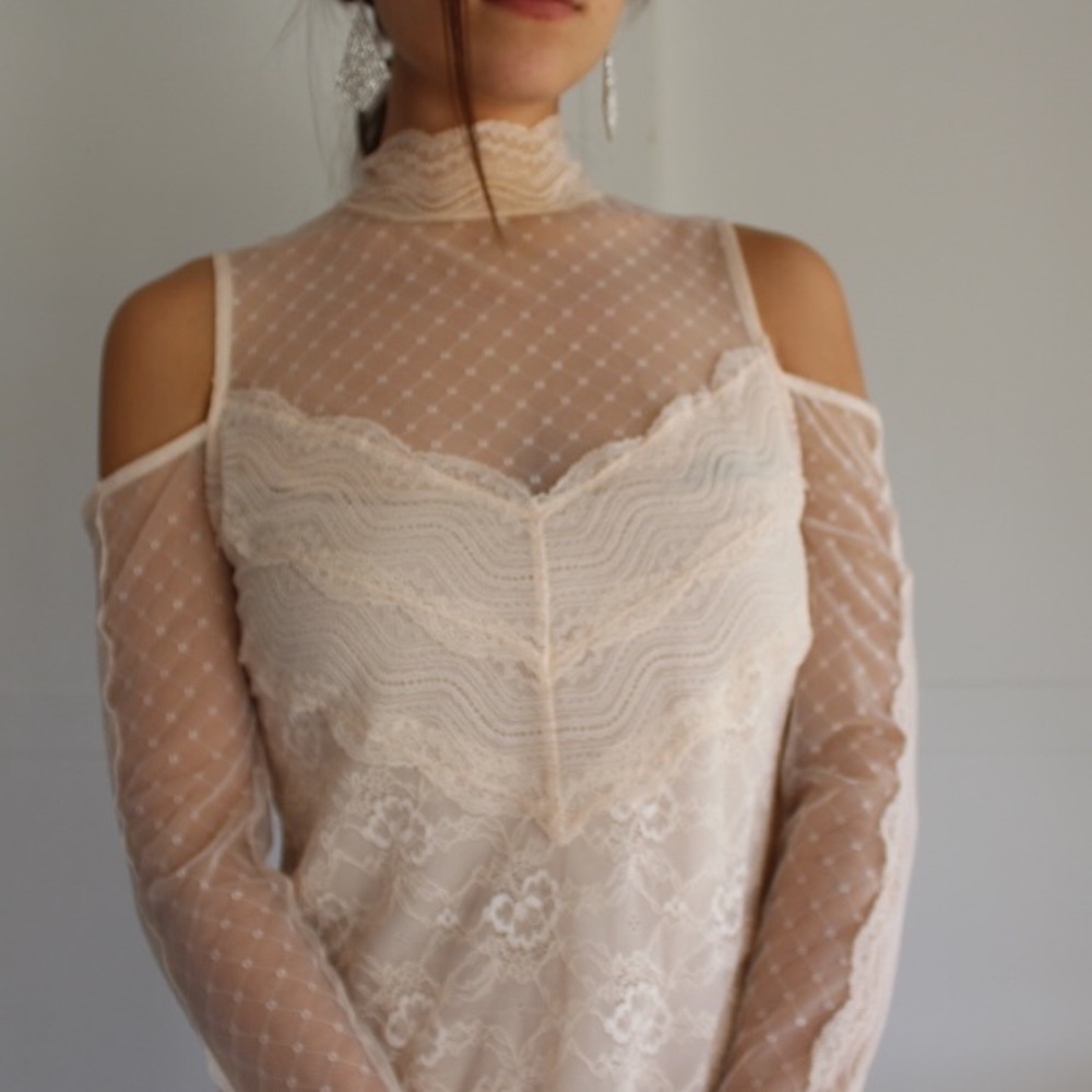 Lace cold shoulder long sleeve fashion top